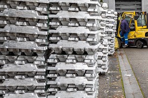 LINGOTS D'ALUMINIUM, MATIERE PREMIERE POUR LA FABRICATION DES BOBINES, USINE EUROFOIL, SOCIETE SPECIALISEE DANS LA METALLURGIE DE L'ALUMINIUM, RUGLES, EURE, NORMANDIE, FRANCE 