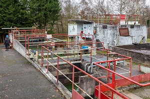 STATION D'ÉPURATION DES EAUX SALES EN SORTIE, USINE EUROFOIL, SOCIETE SPECIALISEE DANS LA METALLURGIE DE L'ALUMINIUM, RUGLES, EURE, NORMANDIE, FRANCE 