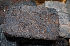 BRIQUE DE CHARBON ANICHE POUR CHAUDIERE DE LOCOMOTIVE, MUSEE VIVANT DE L'ENERGIE, RAI, ORNE, NORMANDIE, FRANCE 