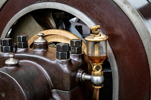 HUILEUR MOTEUR A GAZ DUPLEX, MUSEE VIVANT DE L'ENERGIE, RAI, ORNE, NORMANDIE, FRANCE 