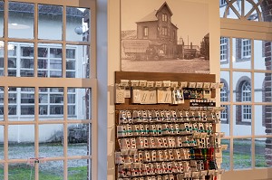 LE ES AIGUILLES A LA BOUTIQUE DE L'USINE, USINE DE LA MANUFACTURE BOHIN, CONSERVATOIRE VIVANT DE L’AIGUILLE ET DE L’EPINGLE, SAINT-SULPICE-SUR-RISLE, ORNE (61), FRANCE 