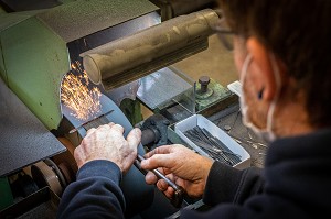 OUVRIER A L'ATELIER DE POLISSAGE DES AIGUILLES, USINE DE LA MANUFACTURE BOHIN, CONSERVATOIRE VIVANT DE L’AIGUILLE ET DE L’EPINGLE, SAINT-SULPICE-SUR-RISLE, ORNE (61), FRANCE 