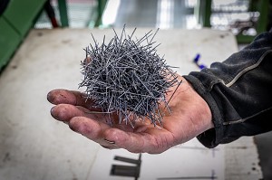 PELOTE D'AIGUILLES EN SORTIE DE POLISSAGE, USINE DE LA MANUFACTURE BOHIN, CONSERVATOIRE VIVANT DE L’AIGUILLE ET DE L’EPINGLE, SAINT-SULPICE-SUR-RISLE, ORNE (61), FRANCE 