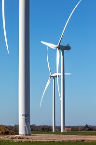 EOLIENNES INSTALLEES DANS LA CAMPAGNE DU DEPARTEMENT DE L'EURE, AUTONOMIE ENERGETIQUE, NORMANDIE, FRANCE 