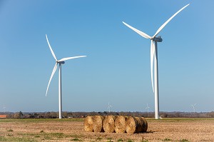 EOLIENNES INSTALLEES DANS LA CAMPAGNE DU DEPARTEMENT DE L'EURE, AUTONOMIE ENERGETIQUE, NORMANDIE, FRANCE 