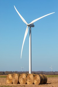 EOLIENNES INSTALLEES DANS LA CAMPAGNE DU DEPARTEMENT DE L'EURE, AUTONOMIE ENERGETIQUE, NORMANDIE, FRANCE 