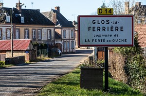 PANNEAU DU VILLAGE DE GLOS-LA-FERRIERE EN REFERENCE A SON PASSE INDUSTRIEL LIE A L'INDUSTRIE DU FER, EURE, NORMANDIE, FRANCE 