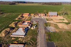 LOTISSEMENT D'HABITATIONS INDIVIDUELLES EN CONSTRUCTION QUI GAGNE DU TERRAIN SUR LES TERRES AGRICOLES, RUGLES, EURE, NORMANDIE, FRANCE 