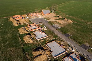 LOTISSEMENT D'HABITATIONS INDIVIDUELLES EN CONSTRUCTION QUI GAGNE DU TERRAIN SUR LES TERRES AGRICOLES, RUGLES, EURE, NORMANDIE, FRANCE 