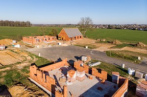 LOTISSEMENT D'HABITATIONS INDIVIDUELLES EN CONSTRUCTION QUI GAGNE DU TERRAIN SUR LES TERRES AGRICOLES, RUGLES, EURE, NORMANDIE, FRANCE 