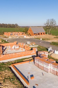 LOTISSEMENT D'HABITATIONS INDIVIDUELLES EN CONSTRUCTION QUI GAGNE DU TERRAIN SUR LES TERRES AGRICOLES, RUGLES, EURE, NORMANDIE, FRANCE 