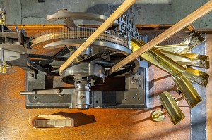 TABLE DE TALLAGE EN BOIS ET LAITON POUR LE TRI DES AIGUILLES PAR TAILLES, USINE DE LA MANUFACTURE BOHIN, CONSERVATOIRE VIVANT DE L’AIGUILLE ET DE L’EPINGLE, SAINT-SULPICE-SUR-RISLE, ORNE (61), FRANCE 