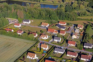 LOTISSEMENT D'HABITATIONS INDIVIDUELLES, CITE PAVILLONNAIRE EN PLEINE CAMPAGNE, SAINT-MARTIN-D'ECUBLEI, ORNE, NORMANDIE, FRANCE 