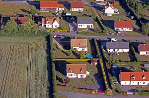 LOTISSEMENT D'HABITATIONS INDIVIDUELLES, CITE PAVILLONNAIRE EN PLEINE CAMPAGNE, SAINT-MARTIN-D'ECUBLEI, ORNE, NORMANDIE, FRANCE 