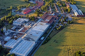 VALLEE DE LA RISLE AVEC LES USINES FRAMATOME ET EUROFOIL, ENTREPRISES D'INDUSTRIE METALLURGIQUE, RUGLES, EURE, NORMANDIE, FRANCE 