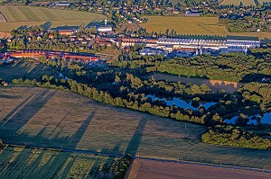 VALLEE DE LA RISLE AVEC LES USINES FRAMATOME ET EUROFOIL, ENTREPRISES D'INDUSTRIE METALLURGIQUE, RUGLES, EURE, NORMANDIE, FRANCE 