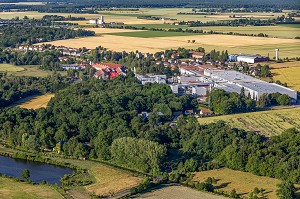 VALLEE DE LA RISLE AVEC LES USINES FRAMATOME ET EUROFOIL, ENTREPRISES D'INDUSTRIE METALLURGIQUE, RUGLES, EURE, NORMANDIE, FRANCE 