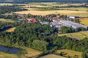 VALLEE DE LA RISLE AVEC LES USINES FRAMATOME ET EUROFOIL, ENTREPRISES D'INDUSTRIE METALLURGIQUE, RUGLES, EURE, NORMANDIE, FRANCE 