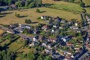 CITE PAVILLONNAIRE DE LA COMMUNE DE RUGLES QUI GAGNE DU TERRAIN SUR LA CAMPAGNE, EURE, NORMANDIE, FRANCE 