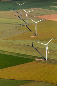 EOLIENNES AU MILIEU DES CHAMPS DE CEREALES, EURE, NORMANDIE, FRANCE 