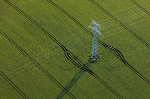 PYLONE DE LIGNE A HAUTE TENSION AU MILIEU DES CHAMPS, EURE, NORMANDIE, FRANCE 