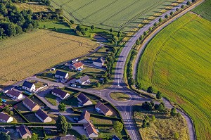 ROND-POINT DANS LA CAMPAGNE AVEC UN LOTISSEMENT DE PAVILLONS, LE COUDRAY, EURE, NORMANDIE, FRANCE 