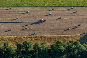 TRACTEUR AVEC LA RAMASSEUSE-PRESSE DE ROUNDBALEUR DE FOIN, TRAVAIL DES CHAMPS, EURE, NORMANDIE, FRANCE 