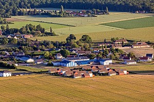 LOTISSEMENT DE MAISONS INDIVIDUELLES EN SORTIE DE VILLAGE, BEMECOURT, EURE, NORMANDIE, FRANCE 