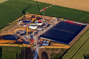 CHANTIER DE CONSTRUCTION D'UNE STATION DE METHANISATION POUR PRODUIRE DU BIOGAZ A PARTIR DE MATIERES ORGANIQUES, BRETEUIL, EURE, NORMANDIE, FRANCE 