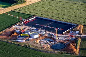 CHANTIER DE CONSTRUCTION D'UNE STATION DE METHANISATION POUR PRODUIRE DU BIOGAZ A PARTIR DE MATIERES ORGANIQUES, BRETEUIL, EURE, NORMANDIE, FRANCE 