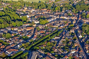 VUE AERIENNE DE LA VILLE DE BRETEUIL, EURE, NORMANDIE, FRANCE 