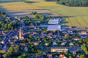 VUE AERIENNE DU VILLAGE DE BOURTH, EURE, NORMANDIE, FRANCE 