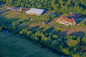 FERME ET FORET DANS LA VALLEE DE L'ITON, BOURTH, EURE, NORMANDIE, FRANCE 