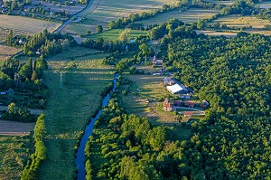 FERME ET FORET DANS LA VALLEE DE L'ITON, BOURTH, EURE, NORMANDIE, FRANCE 