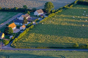 PETIT LOTISSEMENT DE MAISONS INDIVIDUELLES EN PLEINE CAMPAGNE, SAINT-OUEN-SUR-ITON, EURE, NORMANDIE, FRANCE 