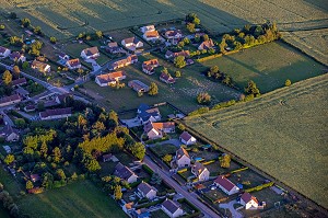 LOTISSEMENT DE MAISONS INDIVIDUELLES, SAINT-OUEN-SUR-ITON, EURE, NORMANDIE, FRANCE 