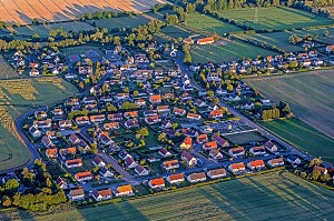 VILLAGE DE SAINT-OUEN-SUR-ITON, EURE, NORMANDIE, FRANCE 