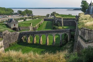 ENTREE PORTE DAUPHINE, CITADELLE DE BLAYE, FORTIFICATION CONSTRUITE PAR VAUBAN, GIRONDE, FRANCE 