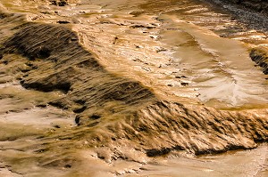 MONTAGNE DE VASE SUR LE LIT DE LA RIVIERE, LE SAUGERON A MAREE BASSE, PAYSAGE LUNAIRE, BLAYE, GIRONDE, FRANCE 