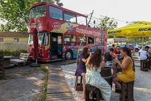 BAR TAPAS, LE BUS DU CARRELET EN BORDURE DE LA GIRONDE, BLAYE, GIRONDE, FRANCE 