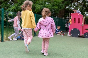 ENFANTS SE TENANT PAR LA MAIN DANS UNE ECOLE ELEMENTAIRE, LOUVIERS, EURE, NORMANDIE, FRANCE 