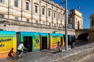 TRAMWAY ANNONCANT LA VILLE DE MONTPELLIER COMME CAPITALE DE LA CULTURE EN 2028, MONTPELLIER, HERAULT, OCCITANIE, FRANCE 