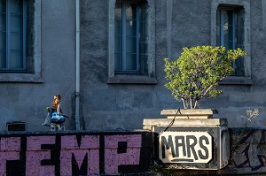 SCENE DE RUE, LES LUMIERES DU QUAI DU VERDANSON, MONTPELLIER, HERAULT, OCCITANIE, FRANCE 