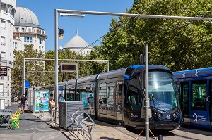 TRAMWAY A LA STATION MOULARES HOTEL DE VILLE, AVENUE DU PIREE, MONTPELLIER, HERAULT, OCCITANIE, FRANCE 