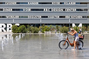 VELOS SUR LE MUR D'EAU, AVENUE DE LA MER, RAYMOND DUGRAND, MONTPELLIER, HERAULT, OCCITANIE, FRANCE 