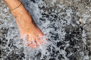 PIED DANS L'EAU SUR LE MUR D'EAU, AVENUE DE LA MER, RAYMOND DUGRAND, MONTPELLIER, HERAULT, OCCITANIE, FRANCE 