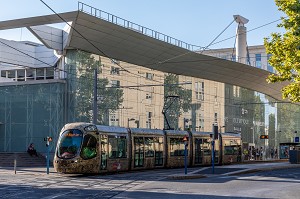 STATION DE TRAMWAY, PLACE DE L'EUROPE DEVANT LA PISCINE OLYMPIQUE ANGELOTTI, MONTPELLIER, HERAULT, OCCITANIE, FRANCE 