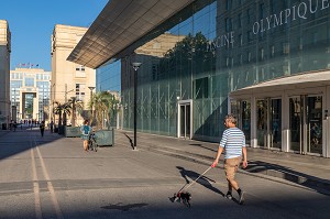 BALADE DEVANT LA PISCINE OLYMPIQUE ANGELOTTI, PLACE DE THESSALIE, MONTPELLIER, HERAULT, OCCITANIE, FRANCE 