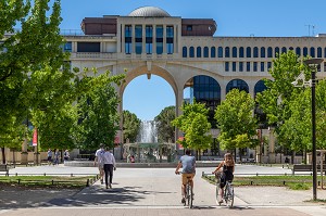 BALADE A VELO, SCENE DE RUE, PLACE DE THESSALIE, MONTPELLIER, HERAULT, OCCITANIE, FRANCE 