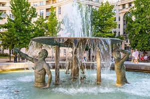 LA FONTAINE DE LA PLACE DE THESSALIE, MONTPELLIER, HERAULT, OCCITANIE, FRANCE 